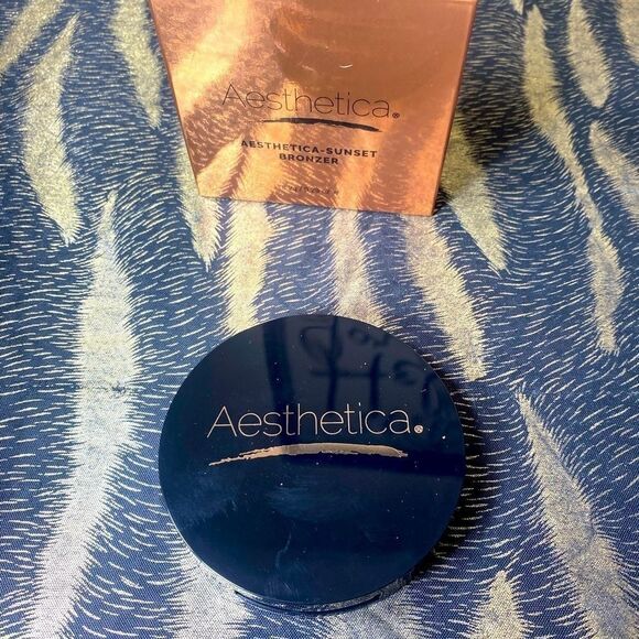 AESTHETICA BRONZER - Picture 1 of 3
